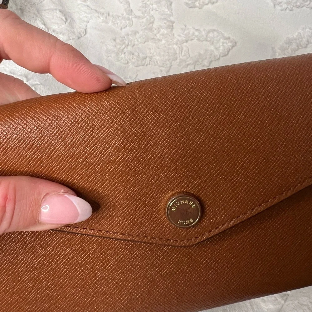 MICHAEL KORS • ENVELOPE WALLET ON CHAIN • EUC